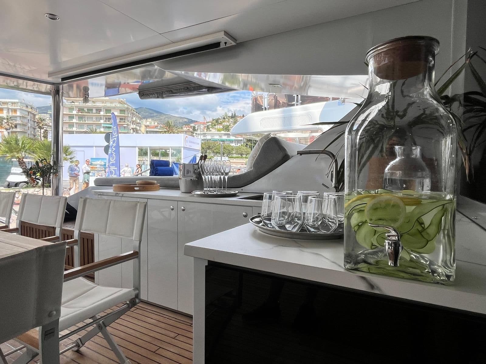 Cockpit bar