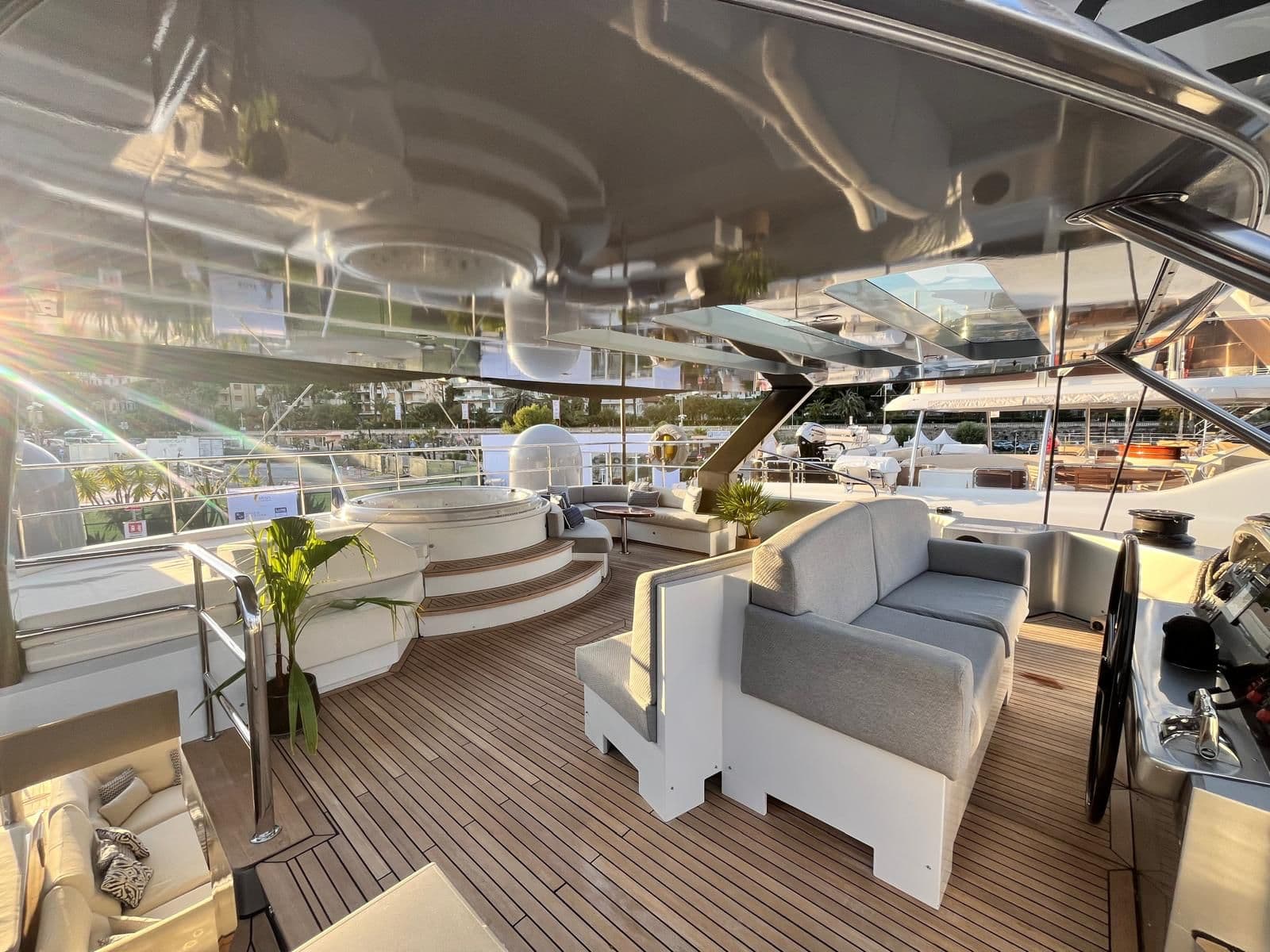 Flybridge jacuzzi